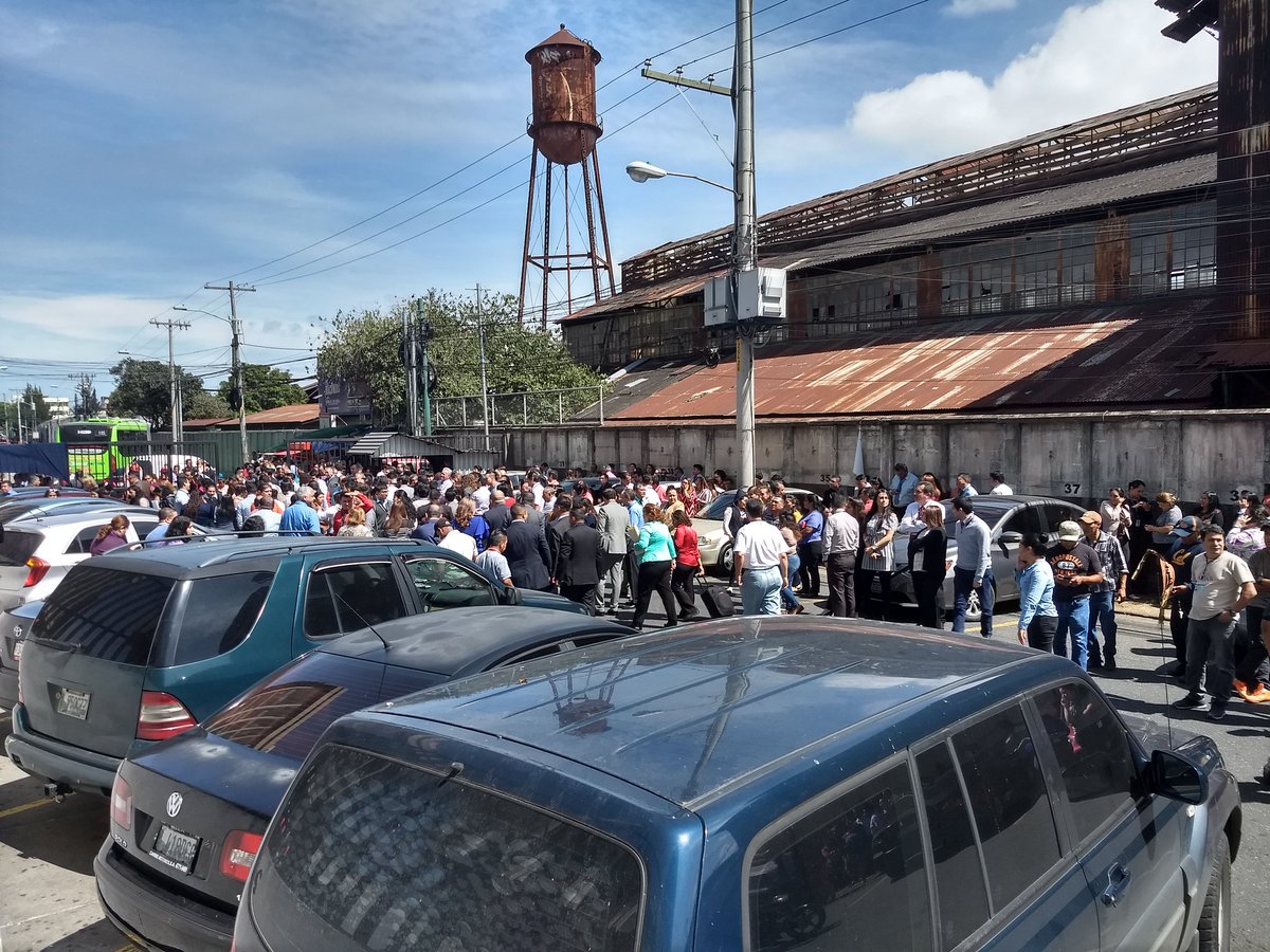 ClaudiaUsac's tweet photo. Personal de CSJ y OJ fueron evacuados tras sismo que reporta la Conred con intensidad de  5.3 en las costas de Escuintla. @Universidad921 https://t.co/MCs82uD5N3
