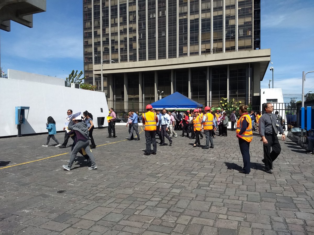 ClaudiaUsac's tweet photo. Personal de CSJ y OJ fueron evacuados tras sismo que reporta la Conred con intensidad de  5.3 en las costas de Escuintla. @Universidad921 https://t.co/MCs82uD5N3