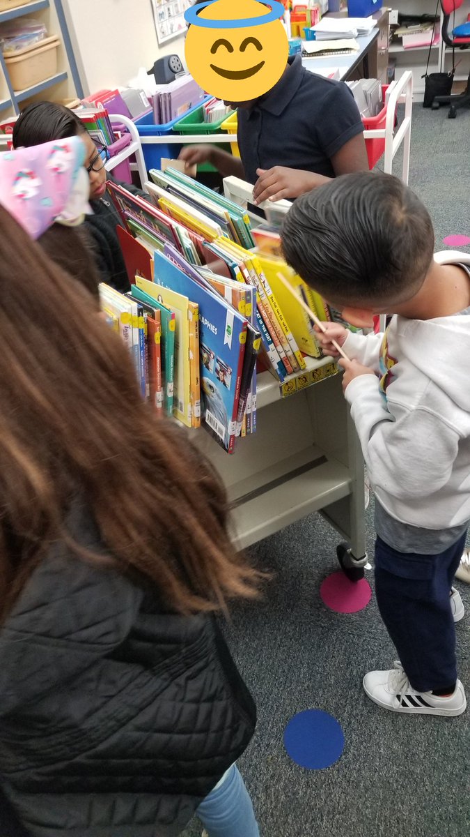 bebensee_lib's tweet photo. Loving my job today! Spreading #KindnessDay2019 &amp; books as a traveling librarian! Reading with expression and fluency with Elephant and Piggie, and exploring creativity with Balloons Over Broadway! #bobcatsread @aisdlibsrv @3dinthelibrary #2lead https://t.co/Rcx67AnCk8