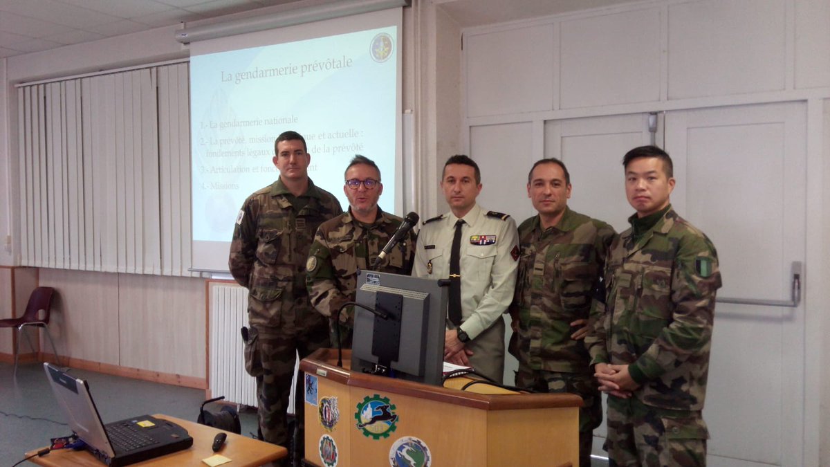 Gendarmerie_cgp's tweet photo. Prépa ops quelques jours à La Courtine pour des 👮 partant bientôt en #prévôté au 🇷🇴.
Au contact du #4RMAT de @armeedeterre pour se présenter et mieux se connaître avant le déploiement. https://t.co/pz9GWpc16l