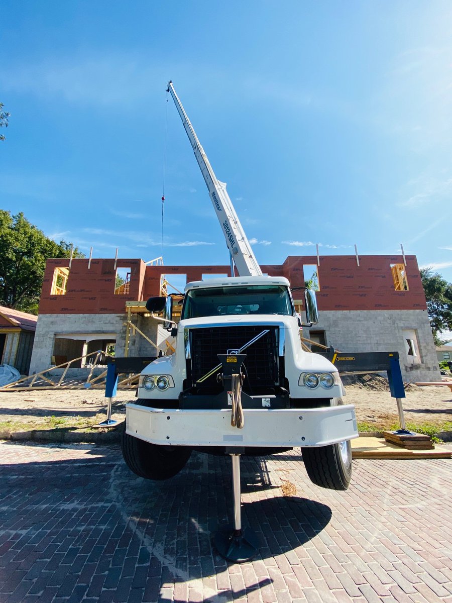 HGC_Designbuild's tweet image. The crane has arrived and we’re flyin’ trusses today at our #francesproject custom build. The roof will be on in no time! 🏗 ⏰