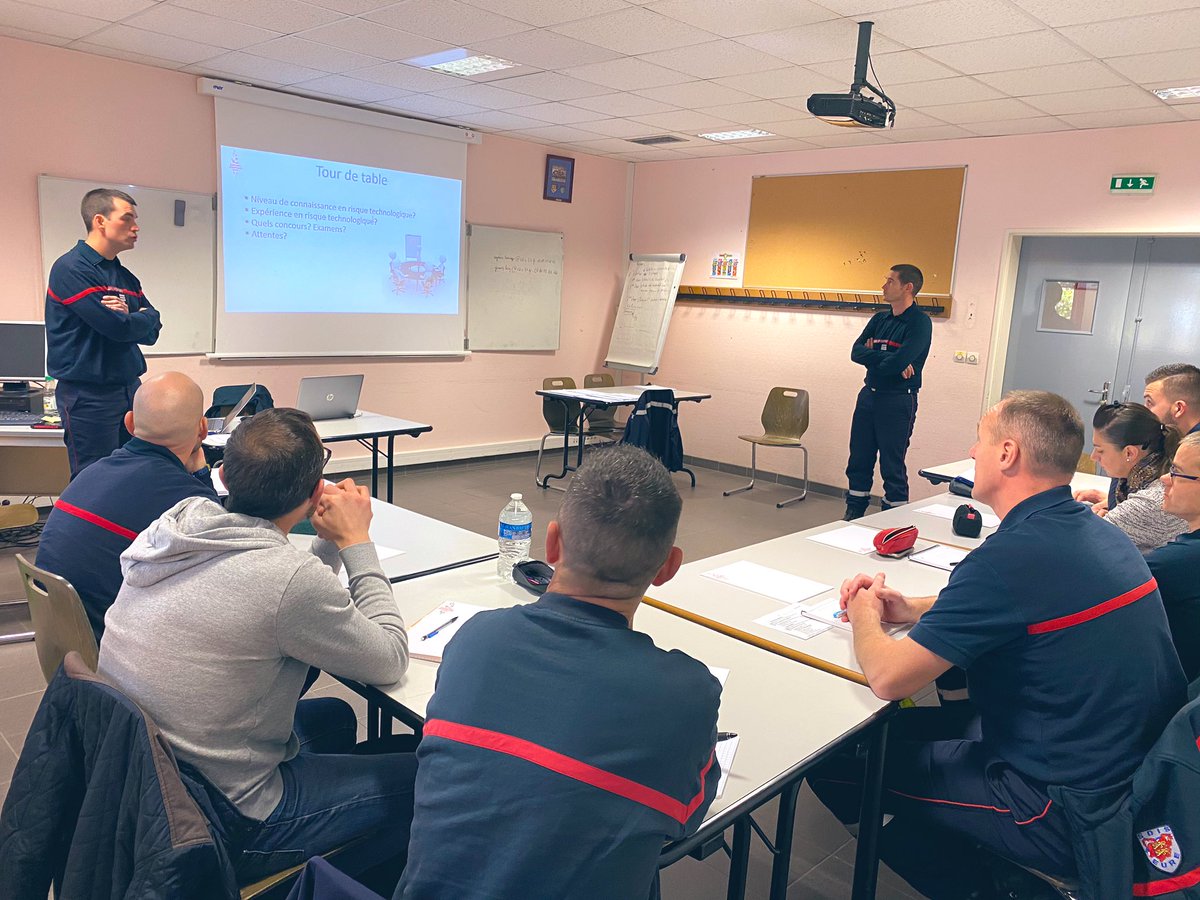 sdis27's tweet photo. Dans l’optique des #concours internes externes et examens professionnels de #lieutenants #Ltn2 #Ltn1 et de #Capitaine , le #Sdis27 contribue à la préparation de ses agents sapeurs- @PompiersFR professionnels #SPP et volontaires #SPV pour les épreuves orales et écrites #TeamSdis27 https://t.co/s7jqlX50vl