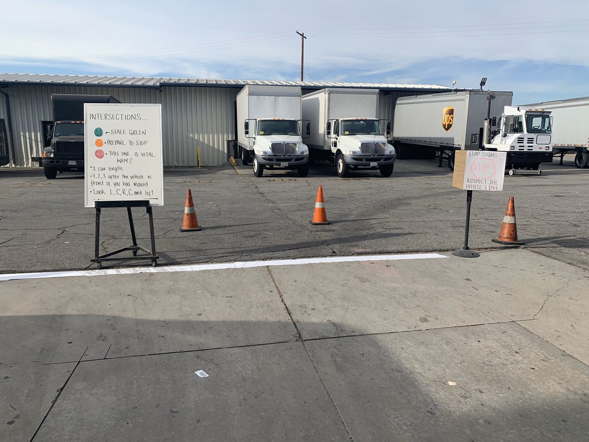 StudioUps's tweet image. Guard Gate Activity- Intersection awareness. Using the proper methods at intersections saves lives! @UPS_SF_safety @KellyDeblaere