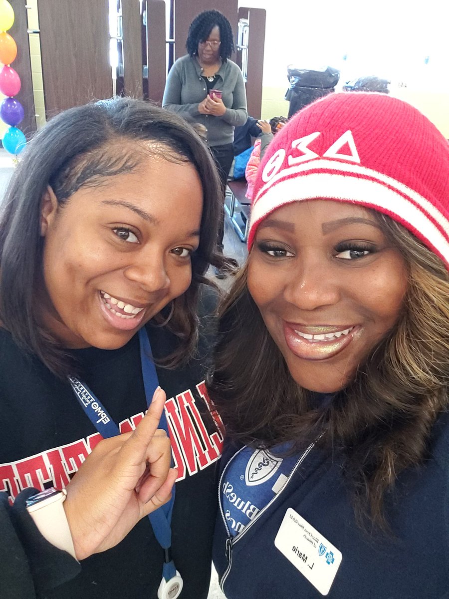 LmarieAsad's tweet photo. Spent our day serving the community by distributing new coats alongside my colleagues at @BCBSIL. It was great to work alongside members of Alpha Kappa Alpha Sorority, Inc. at John D. Shoop Academy including the principal.
#Service
#DeltaSigmaTheta
#AlphaKappaAlpha
#BlueCorpsIL https://t.co/Cm2HeCa5BN