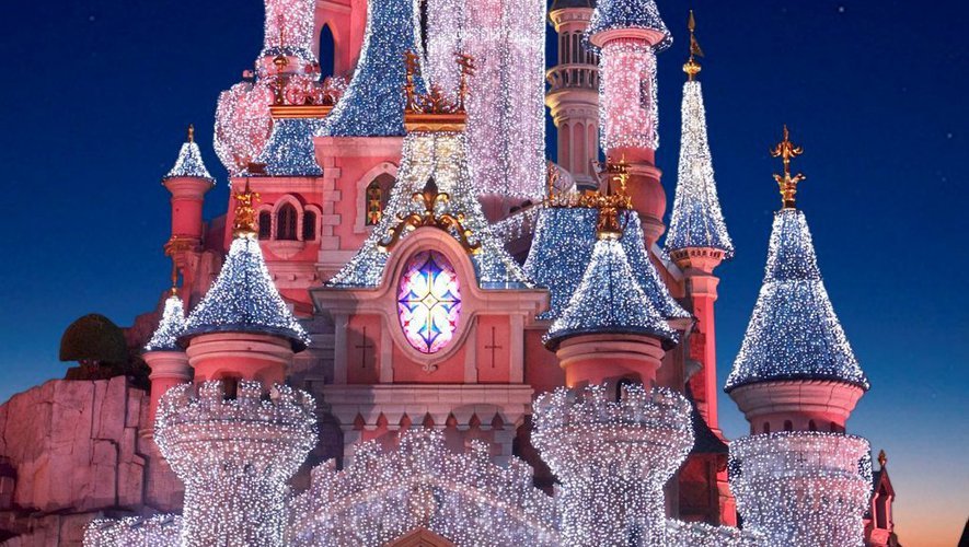 GossipRoomOff's tweet photo. Célébrer les fêtes de Noël à Disneyland 😍🎄💫 https://t.co/1MlOTRfdjk