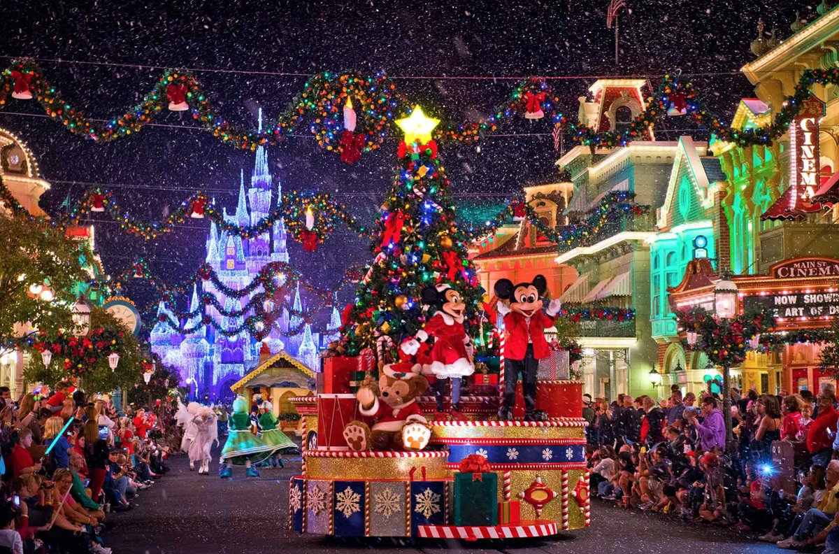 GossipRoomOff's tweet photo. Célébrer les fêtes de Noël à Disneyland 😍🎄💫 https://t.co/1MlOTRfdjk