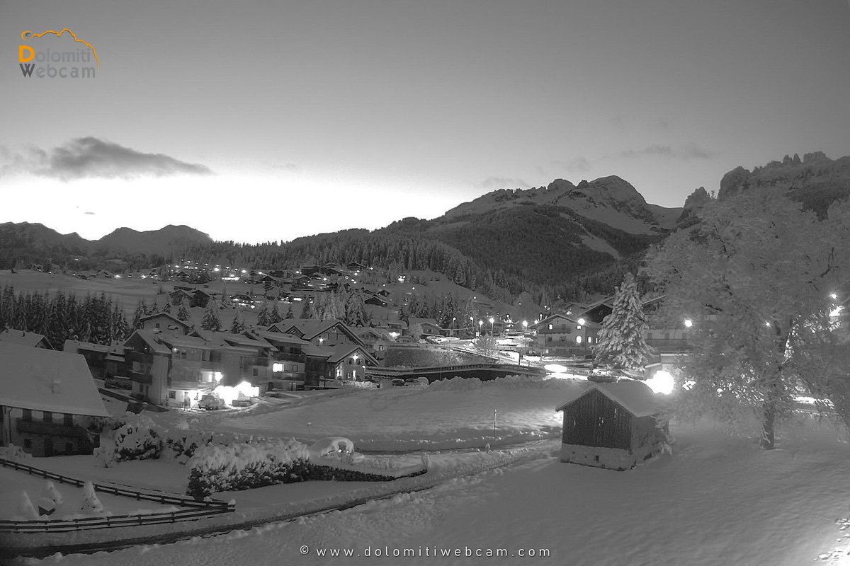 E' arrivata la #neve in #ValdiFassa ... ecco cosa si vede dalle nostre webcam
#Dolomiti