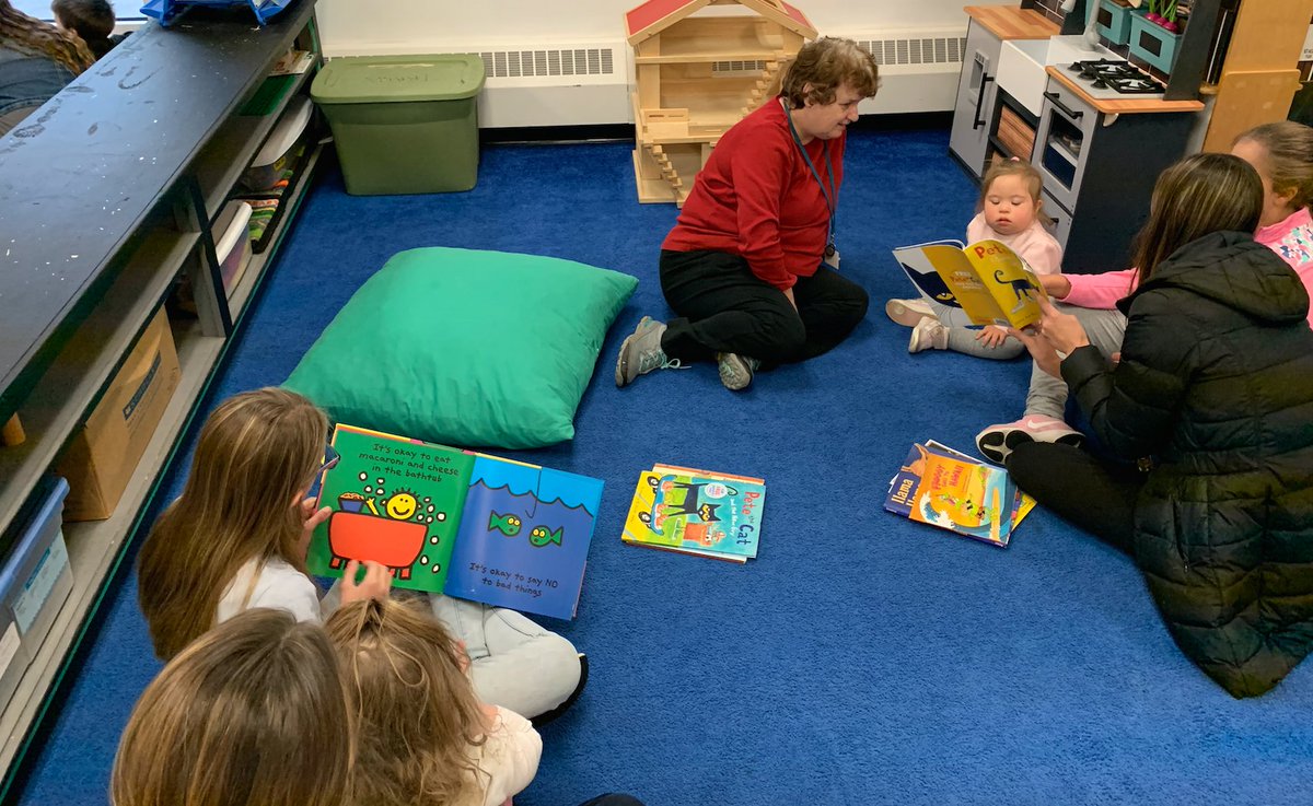 HollisPrimary's tweet image. Thank you to Mrs. Miller&apos;s class for coming to read to our preschoolers!  #multiagelearning #readingbuddies #fun