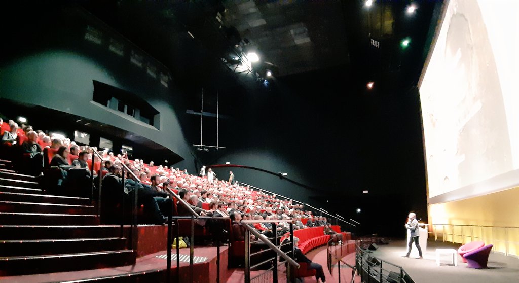 CiteEspace's tweet photo. 📣 Salle comble pour la conférence de Francis Rocard, astrophysicien au @cnes sur un thème d'actualité spatiale qui interroge et passionne
" L'Homme sur Mars passera par la Lune🌙"
Avec @3AFasso @AmisCiteEspace #3aCNES https://t.co/6mkMqCPWkV