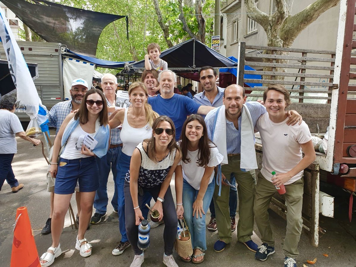Compartimos la mañana con esta barra en distintos puntos de la feria de Zudañez.
Seguimos entregando la hoja de votación para el próximo 24 🗳.

#AHORASí
#ElEquipoParaGobernar 
<a href="/LuisLacallePou/">Luis Lacalle Pou</a> <a href="/beatrizargimon/">Beatriz Argimón</a>