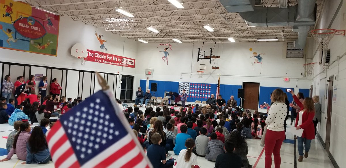 SueM_Space's tweet photo. Tribute to our veterans today. Whole school @D33IndianKnoll welcomed them by waving flags! Thank you for your service!! 🇺🇸 #D33Pride #D33Effect #WeGoD33 https://t.co/hoosircLY0