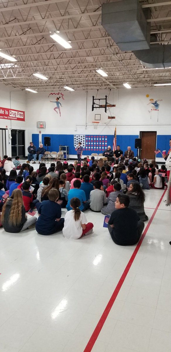 SueM_Space's tweet photo. Tribute to our veterans today. Whole school @D33IndianKnoll welcomed them by waving flags! Thank you for your service!! 🇺🇸 #D33Pride #D33Effect #WeGoD33 https://t.co/hoosircLY0