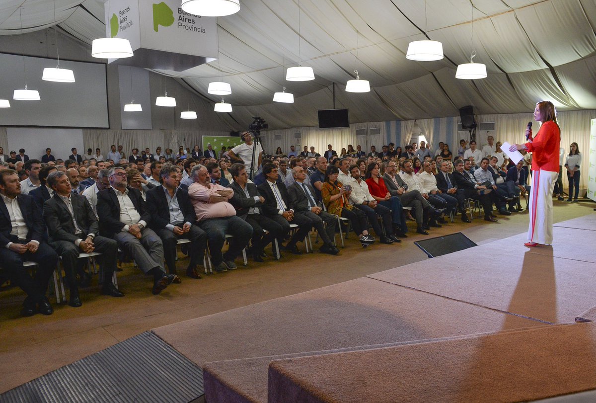 SecDeMediosPBA's tweet photo. “El mayor desafío es seguir juntos sin el Estado, consolidar el equipo”, sostuvo @mariuvidal en la reunión de gabinete ampliado que encabezó en La Plata https://t.co/gNVfykPaLv https://t.co/Hnm49IUHgA