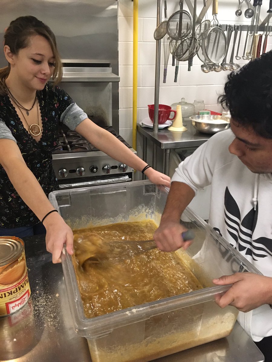 lhsbackburner's tweet photo. It’s my favorite time of year: Pie ❤️You Week at Lehman High School with Pastry Chef Ricardo Smith! Students are building Apple, Pumpkin, Blueberry, Peanut Butter and Buttermilk pies this week! @HaysCISDCTE @PizanaMarco @zunigak13 https://t.co/vJnqPiNpmx