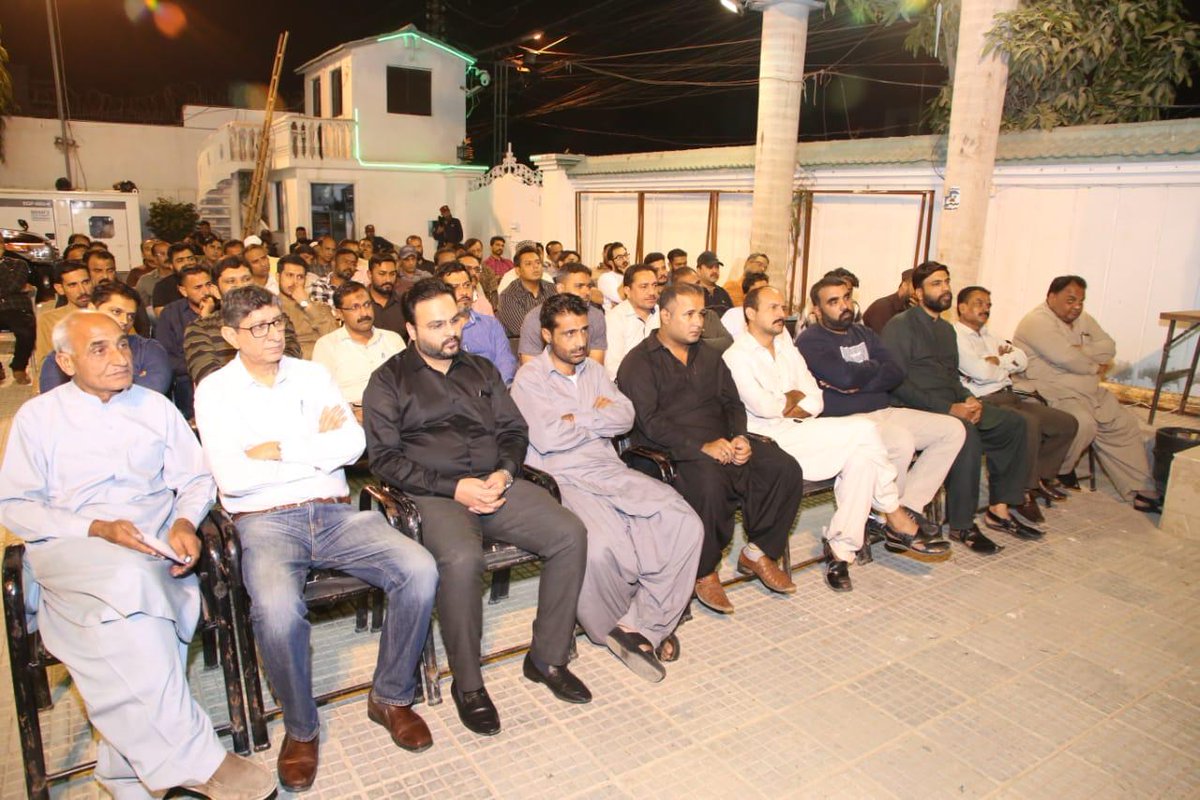 GulchptPSP's tweet photo. *مورخہ 13 نومبر بروز بدھ*

مرکزی دفتر پاکستان ہاؤس میں تمام ڈسٹرکٹ اور ٹاؤن کے انچارجز کا اجلاس منعقد ہوا جسکی صدارت چیئرمین سید مصطفیٰ کمال نے کی،
@AnisAhmedPSP @irtizafarooqui1 @saadrafay https://t.co/aWbM7RhdsS