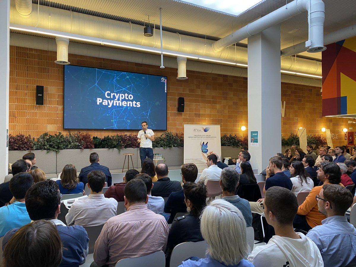 cryptoplaza_es's tweet photo. @especulacion Director de #CryptoPlaza en el evento de @Rankia dando una charla sobre Introducción a la criptoeconomía

#CryptoMadridWeek @LOOM https://t.co/LEZayLOH0p
