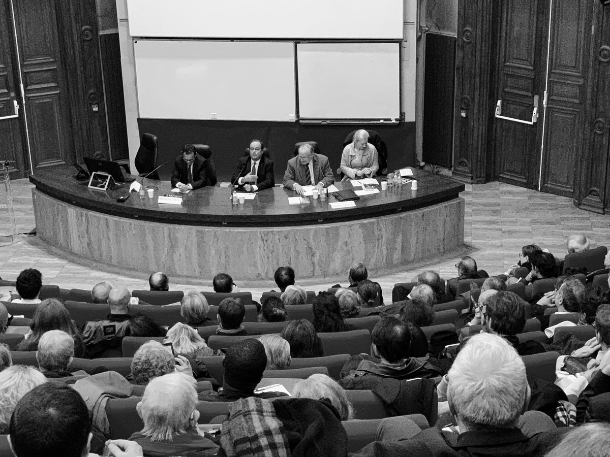 Ce soir <a href="/LeCnam/">Le Cnam</a> accueillait Francois Hollande pour un dialogue inédit autour de la solitude présidentielle, solitude dans les pouvoirs constitutionnels qui lui sont confiés comme dans les décisions qu’il prend et les mots qu’il prononce notamment lors des attentats du #13Novembre