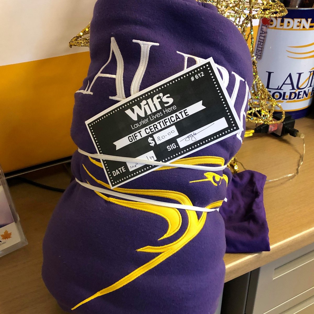 We don't judge who u share a meal or blanket with...
just give us the #apple for the assist, baby!💜💛
#WilfsWinningWednesday <a href="/WilfsPub/">Wilf’s Restaurant & Bar</a> 
U in? RT= gimme blanket coverage
#1winner2goldenprizes
Buena suerte para ti!