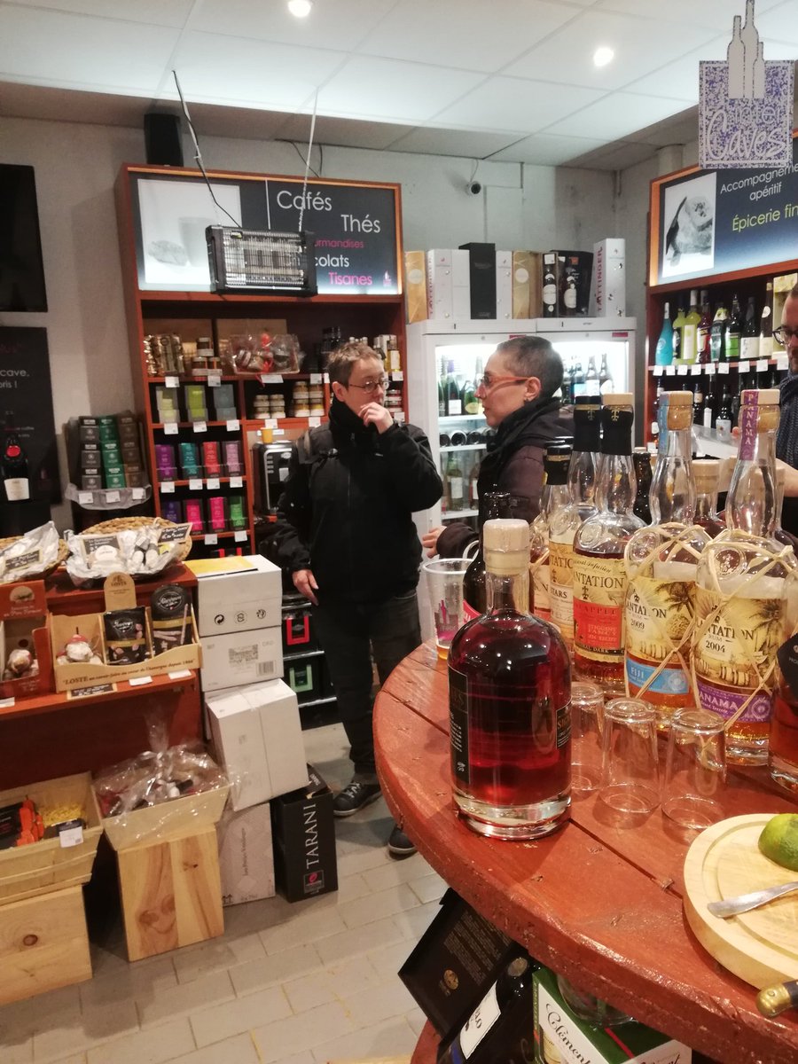 BenjaminCauchy's tweet photo. Merci à Guillaume, gérant de l'#intercaves de @VilledeVigneux pour la visite de son commerce. Soutenons la proximité avec #agirEnsemblePourVigneux #Municipales2020 https://t.co/JK8kCiRp2X