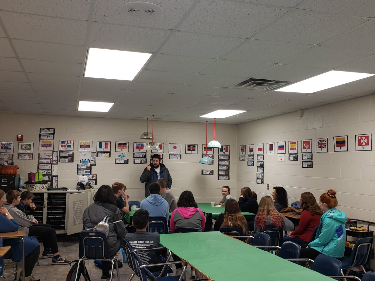 Phyllharmonic1's tweet photo. Jeff Shaffer, FB Forsyth, sharing during Kirbyville FCA. "Don't quit when it gets hard." #FCA #perserverance https://t.co/PDIMpBU40x