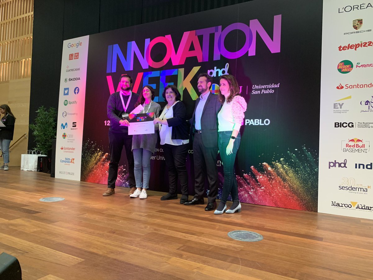 PHDSpain's tweet photo. 🏖 Los ganadores del reto de @canarias_es en la #InnovationWeekCEUPHD han sido los integrantes del grupo “Bananas Creativas 🍌”. El premio, una super experiencia gastronómica🤤, lo entrega @mguardiet. https://t.co/mkZq62AqqB