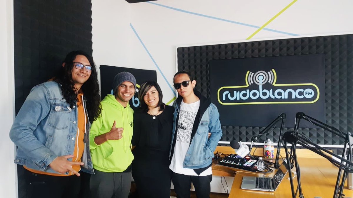 URSSbajoelarbol's tweet photo. Hoy estuvimos con @LunaOlivia en @ruidoblancofm y esto fue lo que sonó ——> https://t.co/hh04ZjNHFS https://t.co/WUtkaDZwma