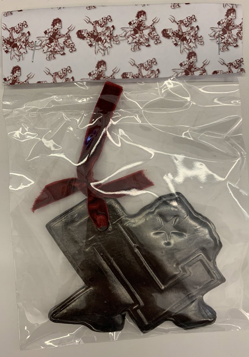 KrisGutierrez's tweet photo. It’s officially the holiday season! I got my first Christmas ornament today from the talented art students at @LewisvilleHS .. I love my hometown! #FarmerPride 🎅🏻🎁🌲 Also.. would you like to help their teachers? Please scan the link and donate! @LewisvilleISD @LEFforLISD https://t.co/APmNPF4XoL