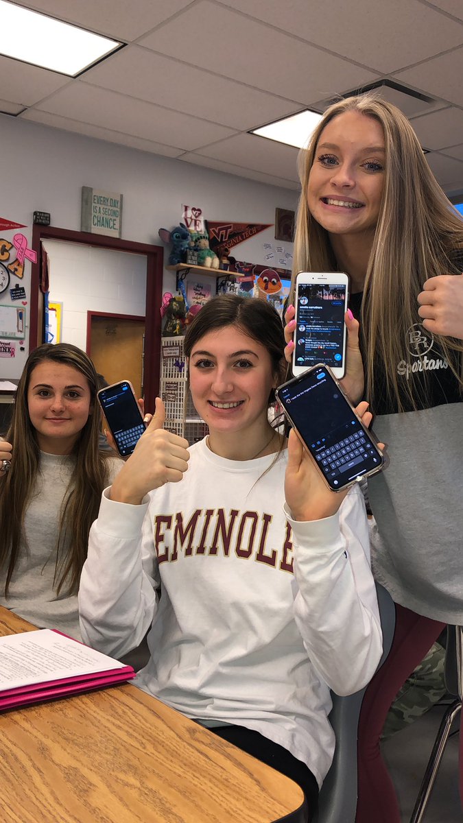 Our DECA students pledging to recycle ♻️🔷 Right now they are tweeting about it🐥BROAD RUN PLEDGES TO RECYCLE♻️ <a href="/VirginiaDECA/">Virginia DECA</a> #vadecacleansup #broadrun