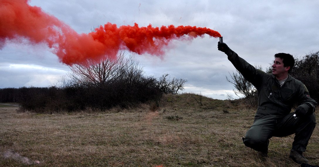 огненный сигнал. сигнал бедствия фальшфейер. световые сигналы бедствия. парашютная ракета бедствия. фальшфейер сигнальный красного огня.