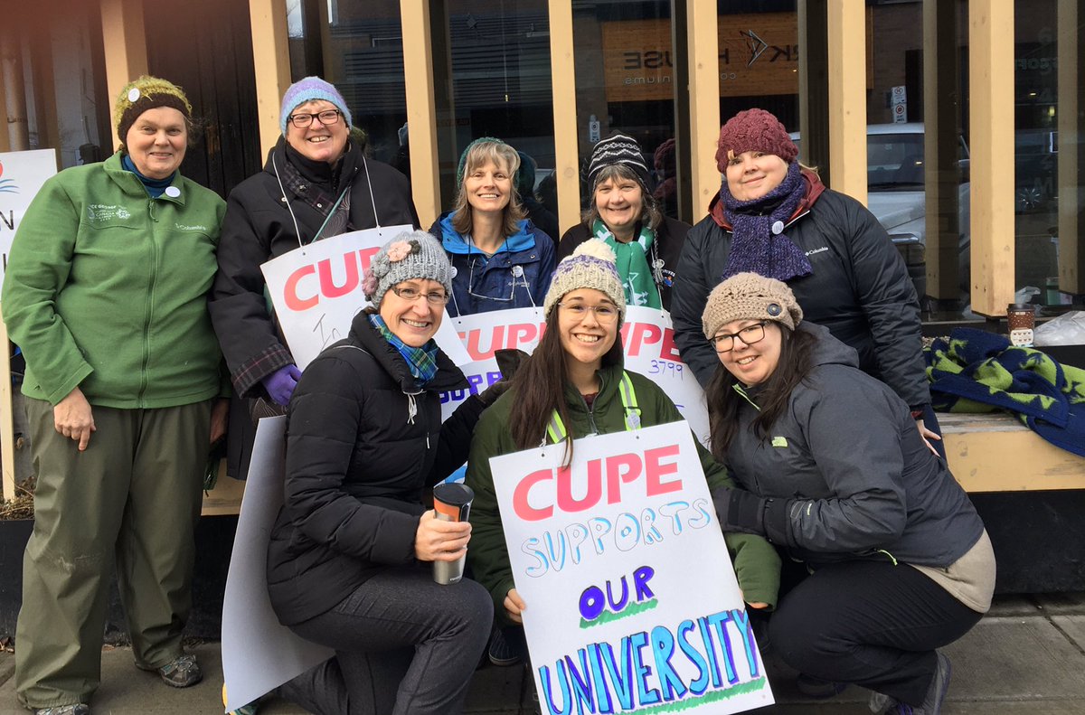 UNBCAdvising's tweet image. #toquesfromtheline at #WIDC picket line in support of @UNBCFA! @CUPE3799 #UNBCFAStrong #ourtoquegameisonpoint