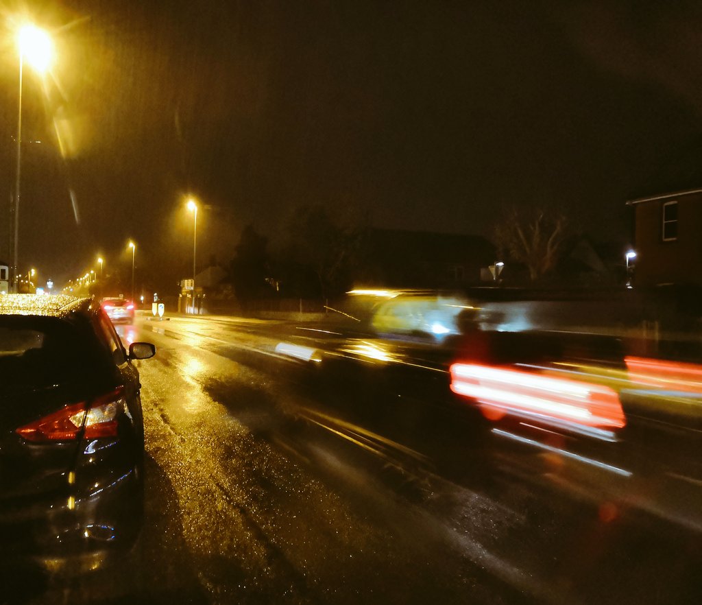 Firesnapper999's tweet photo. #Farnborough #Aldershot #Hampshire The rain has arrived. Please #Drive2ArriveALIVE Remember a simple way to save your life, Safety Cell Driving:
βοΈ= π<Min 2 sec gap>π
π§οΈ= π<<Min 4 sec gap>>π
Don't become a statistic because you were driving
β οΈ#2Close2Fast β οΈ https://t.co/1HSiOl7dsH