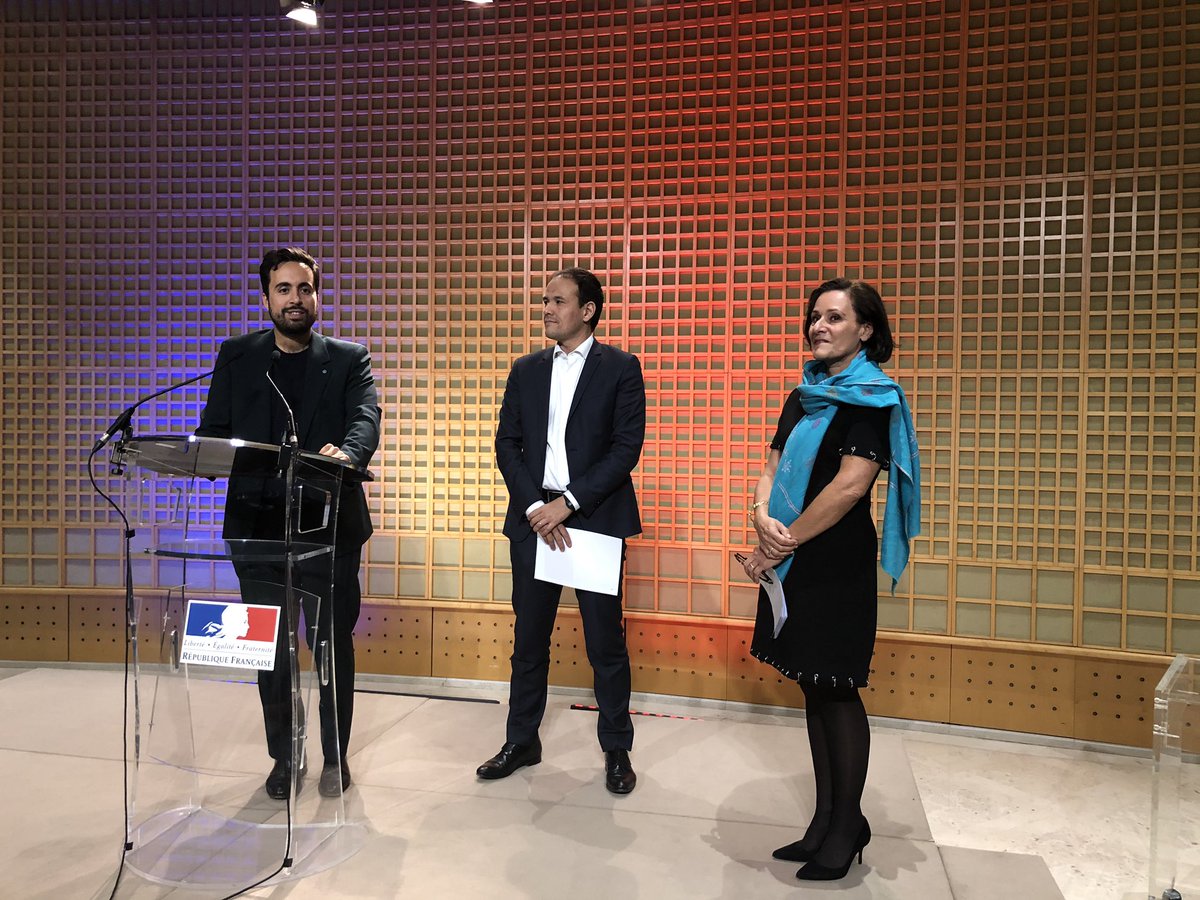 ericlhote's tweet photo. L’engagement #numerique de @FMDelasalles DG Groupe @creditdunord membre #CNUM faite Officier de #OrdreNationalMérite par @cedric_o en présence de nombreuses personnalités ! https://t.co/FFDfhkYaOG