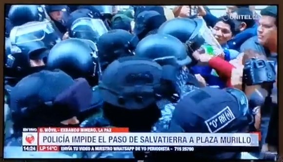 jmkarg's tweet photo. Es un golpe porque no dejan ingresar a los parlamentarios del Movimiento al Socialismo a la Plaza Murillo. Allí está la valiente Adriana Salvatierra, en medio de un mar de policías 🇧🇴👇 https://t.co/QIh8HpzPJk
