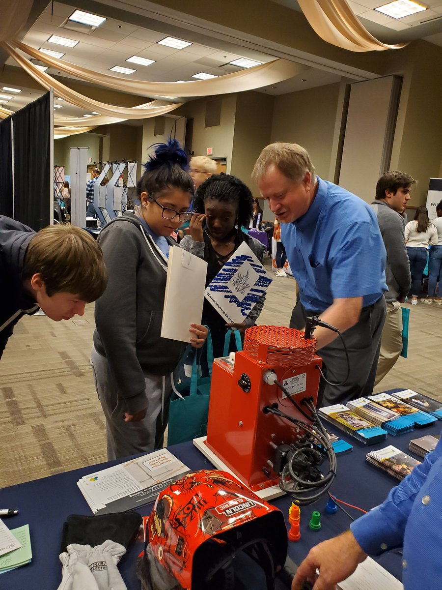 Talking with highschool students at Find Your Fit <a href="/OlatheChamber/">Olathe Chamber</a> #jccc <a href="/JCCC_ContinueED/">JCCC Workforce Development & Continuing Education</a> <a href="/jklittleton1/">John Littleton</a> #whatdoyouwanttobewhenyougrowup