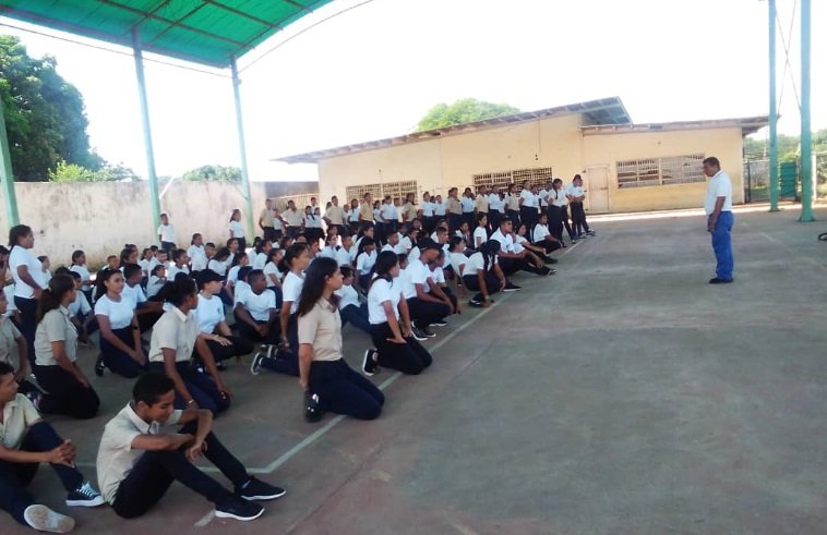 Bolivar_Cdce's tweet photo. En la UEN Manuel Cedeño los jovenes se forman en Soberanía Nacional, rumbo a la Conbmemoración de la 8va Estrella, derrotando el paro en el Municipio Cedeño @NicolasMaduro @psuvaristobulo @JustoNogueraP @Maurorasu @JorgePerezVZLA @RosangelaOrozco @revenezuela1 @Educabolivar https://t.co/4EEz4XXzAm