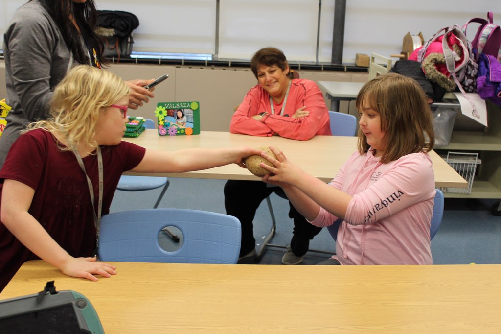 JoyRN6's tweet photo. First Miner Girl Scout Meeting a success! The girls worked on their “Make New Friends” badge. Thanks to #NSSEOFoundation for the mini grant to make it possible for this program for the students at Miner School https://t.co/m069YTkoLd