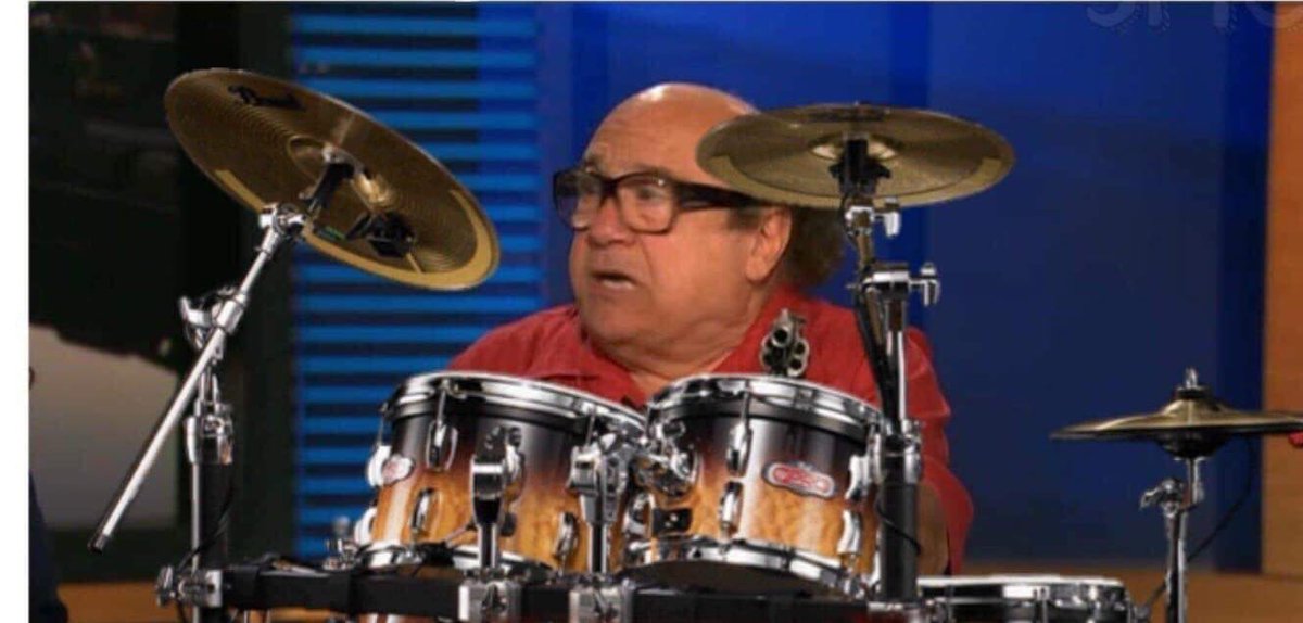 Schizoprenic Chihuahua tweet media