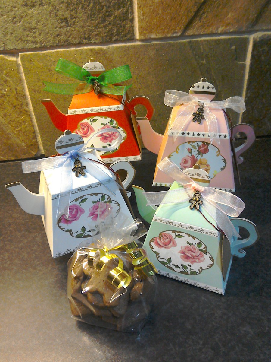 ShockedCookies's tweet photo. Pretty teapot gift boxes containing 14 mini #gingerbread Xmas cookies. Perfect little stocking filler for all Mums &amp; Nans #shellshockedcookies @KelhamIsland Xmas market https://t.co/xS8rLHzwhL