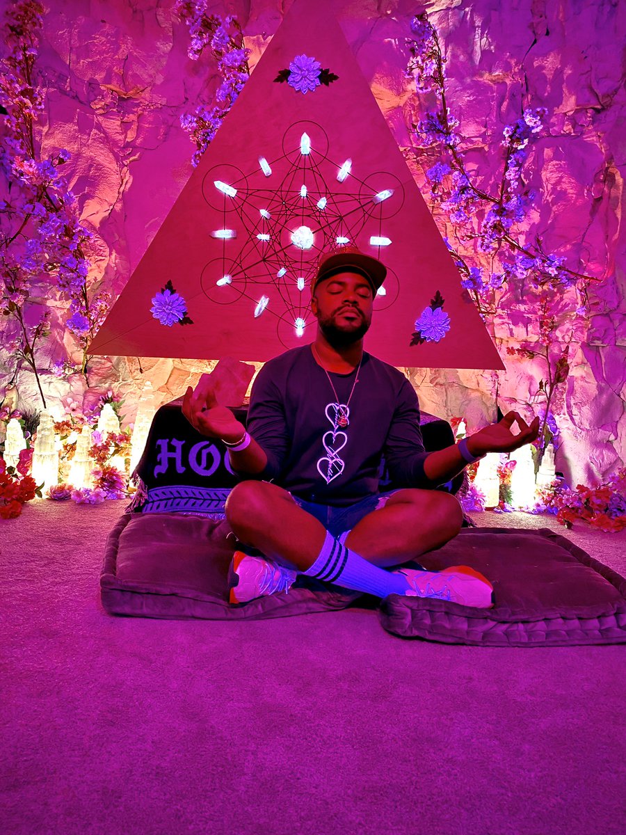 All women deserve equity. 
29Rooms is dope.
Giving women their flowers 4Life.

—————————————————
#losangeles #blackgaymen #29rooms #weekendfun #instagay #shotoniPhone #payequality  #summerwalker #mensfashion #adidasoriginals #adidas #streetstyle 
—————————————————-
