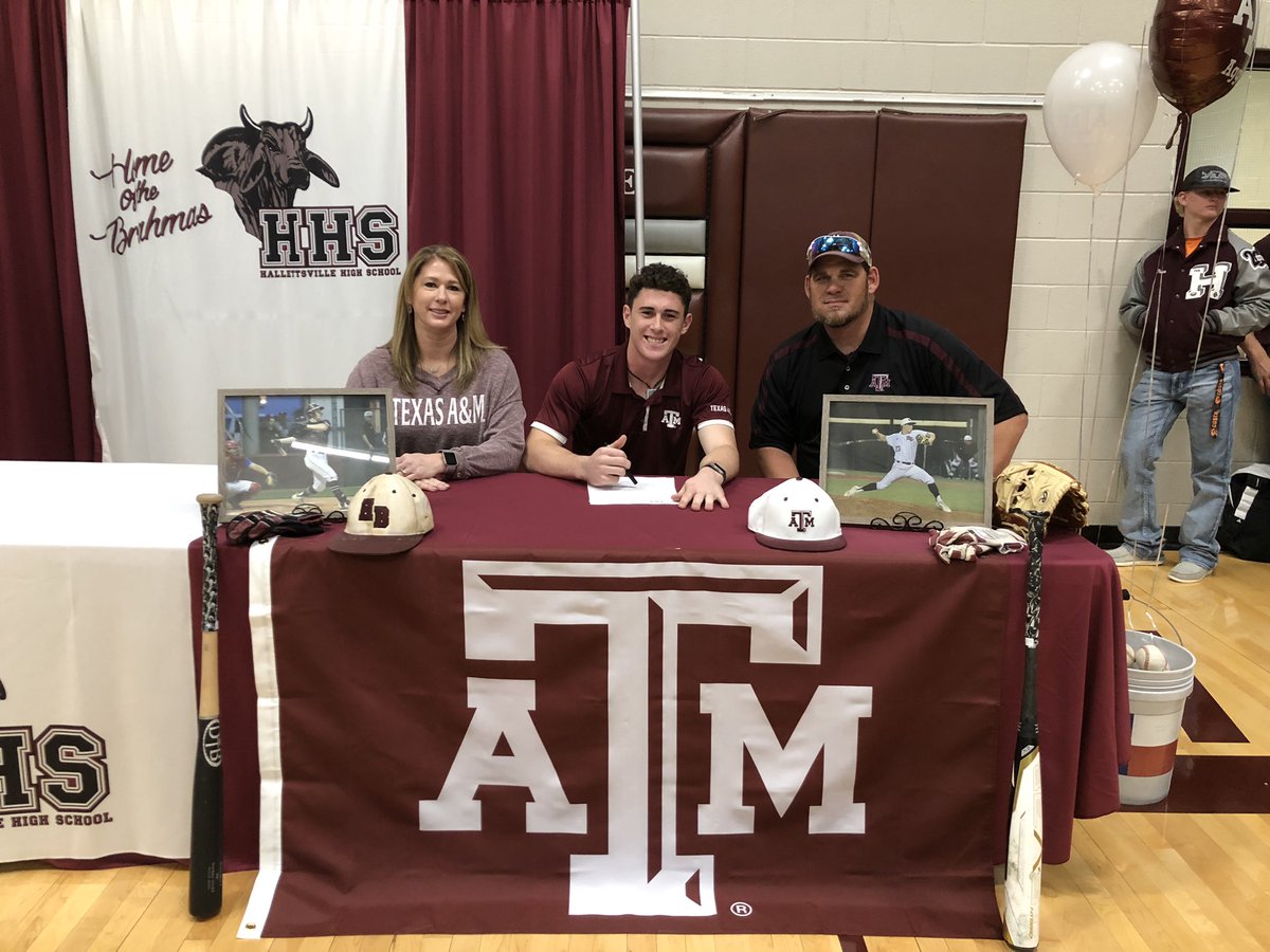 reycastillo361's tweet photo. Hallettsville’s Ryan Targac @RyanTargac signs to play baseball at Texas A&amp;M @AggieBaseball https://t.co/ZAUrGx1sm2