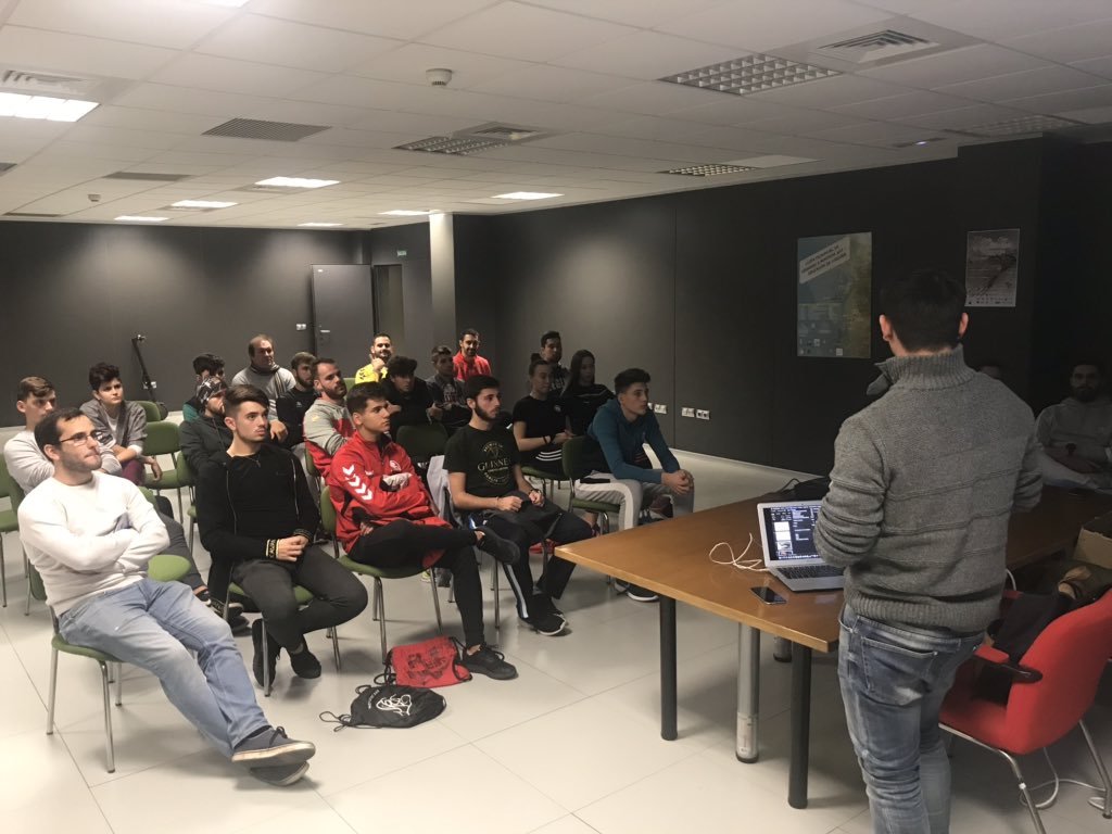 Primera parte de la reunión con test de búsqueda en reglamento. 

Seguidamente el compañero <a href="/Jorge8RP/">Jorge Rodríguez</a> comienza con su charla sobre:

-  Situaciones especiales

#tambiénentrenamos