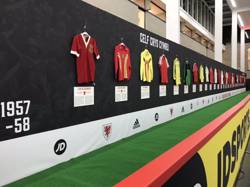 The astro turf added to the exhibition display caps it off wonderfully, looks class. And now almost ready to kick off the FC Cymru Fans event with @nealheardauthor and the crew from @welshfootball_  at @StFagans_Museum 

#FCCymruLive #ShirtCymru #KitCymru 🏴󠁧󠁢󠁷󠁬󠁳󠁿