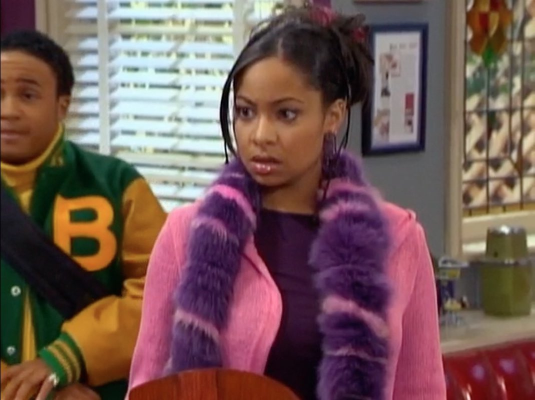 ARTE8IA's tweet photo. y'all don't give my girl her credit. raven baxter served looks in EVERY scene. from hair all the way down to the accessories. very fran fine, but make it early 2000's. https://t.co/gBNJntStqA