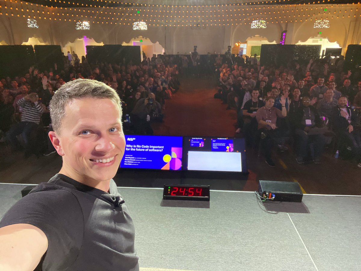 callmevlad's tweet image. Packed house at #NoCodeConf! 😍