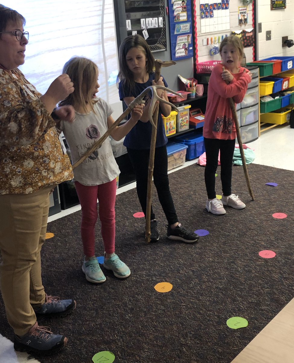 herbertjen23's tweet photo. Ss having an amazing time learning about Native Americans.  @RoundHillES https://t.co/VvQj7Jpk68