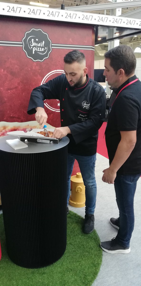 groupementor's tweet photo. Lancement du salon européen @Pizzapastashow 🚀 L' équipe #APITECH présente les distributeurs #MadeInLorraine #Smartpizza 👍 Avec eux, Jeremy Viale, #pizzaiolo champion du Monde, d' Europe &amp; de France 2018/2019 ! #epps19 #event #food #foodtech https://t.co/XWFyWeyUXz https://t.co/lWNHY5XcyD