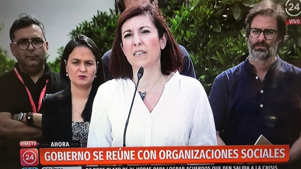defensorianinez's tweet photo. Defensora de la Niñez @Pa__tty tras reunión con Pdte 
@sebastianpinera y org. de la sociedad civil, dice "nacimos por y para los niños... ponemos a disposición la institución para que todos los NNA, sin ninguna exclusión, logren tener la paz que como país necesitamos..."
(sigue) https://t.co/q5FKEBtTCe
