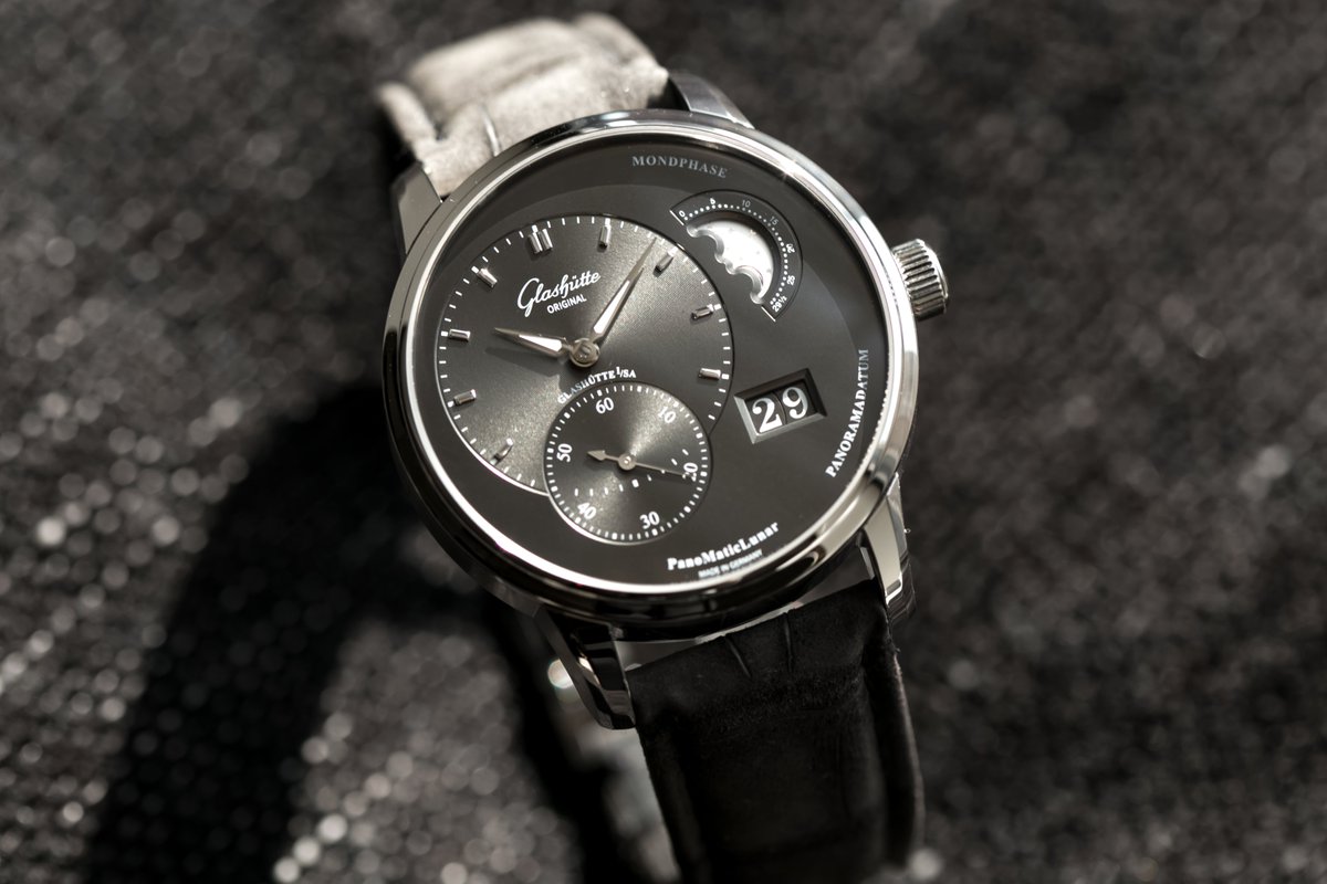 Say hello to the Glashutte Original PanoMaticLunar (19002433205)! What do you think about it? The timepiece features a 40mm stainless steel case surrounding a grey dial on a grey alligator strap. Shop