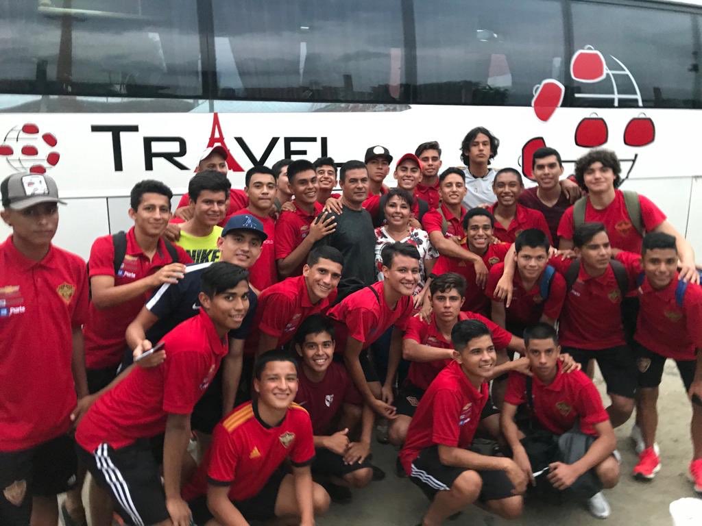 ¡Un feliz regreso a casa! ✌🏽😉
Catedráticos se trajo dos puntos de Manzanillo después de empatar por la mínima en tiempo regular, y de vencer en la tanda de penales.
<a href="/LigaTDP/">Liga TDP</a> J12 Atlético Manzanillo 1(4)-(5) 1 Catedráticos 
#DaleKT 🔴⚫️