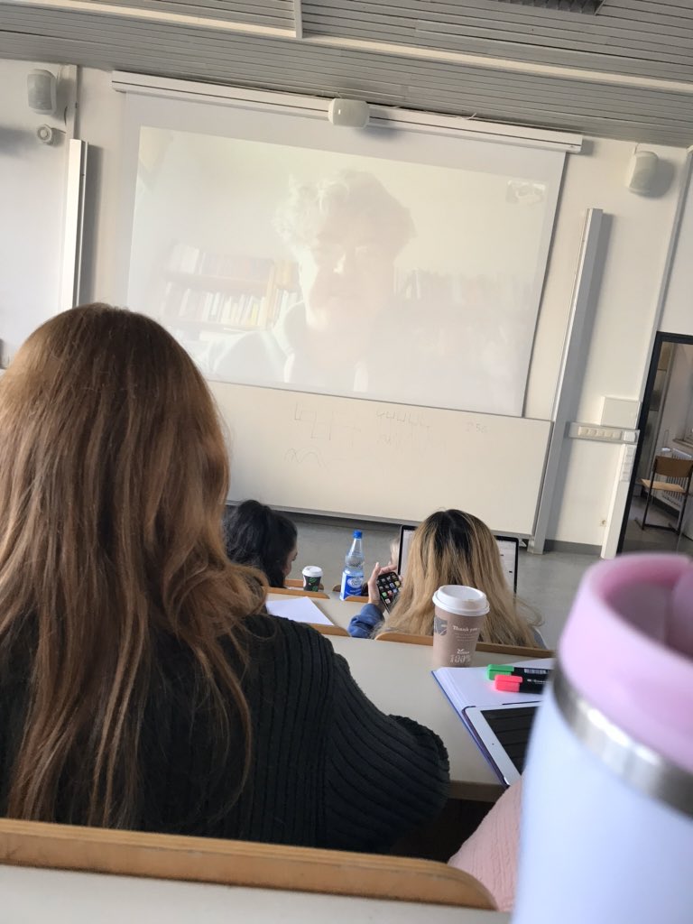 DickertHanna's tweet photo. Wenn der Prof krank ist, muss eben Skype herhalten 🎓🤷🏽‍♀️#onkomm https://t.co/esXwu3tpAt